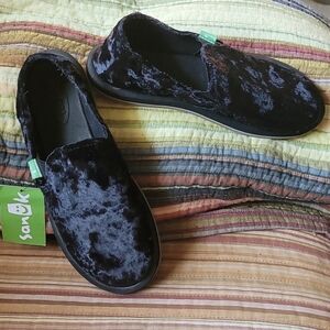 Sanuk Donna Cruz Black Crushed Velvet Slip on.  Size 5